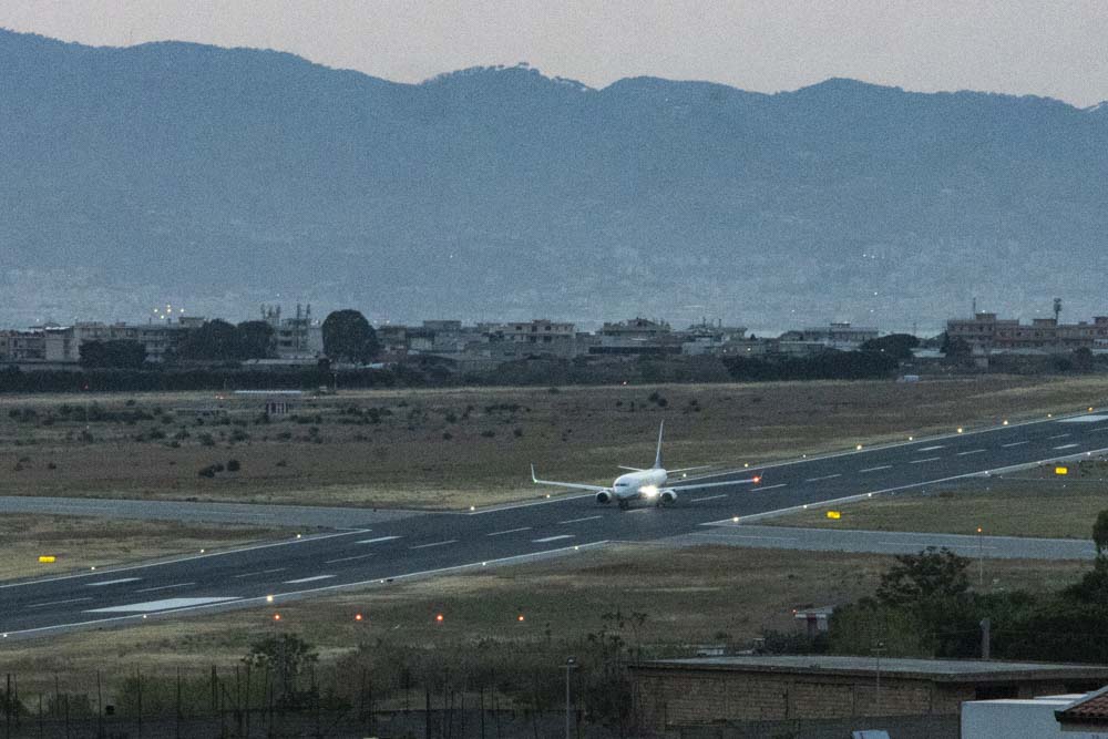 pista aeroporto al tramonto