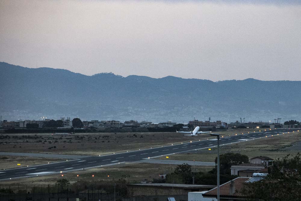 pista aeroporto al tramonto