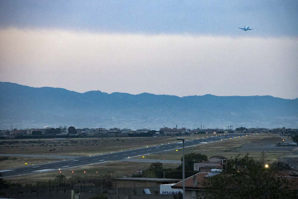 pista aeroporto al tramonto