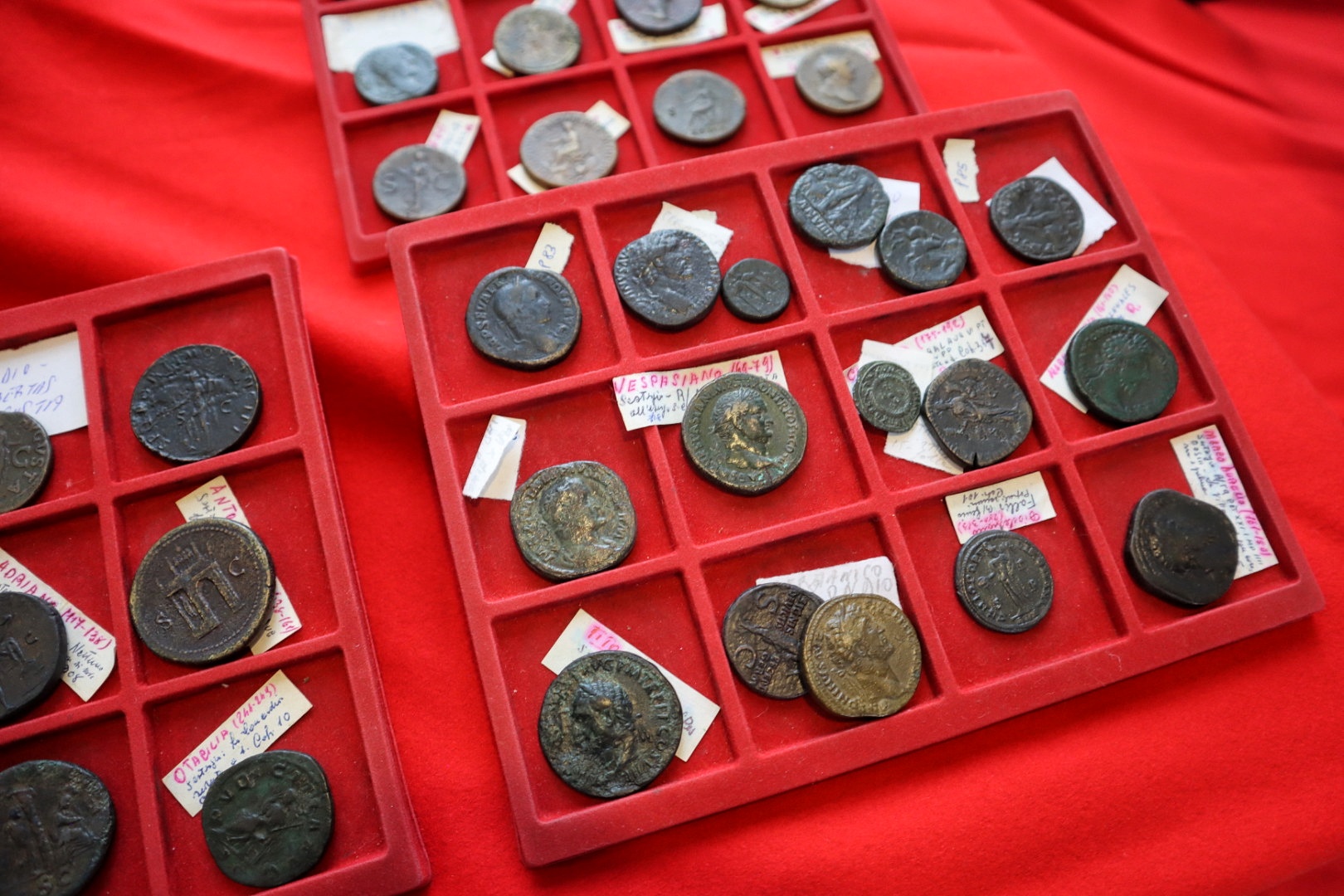 Monedas griegas antiguas en maleta de pasajero
