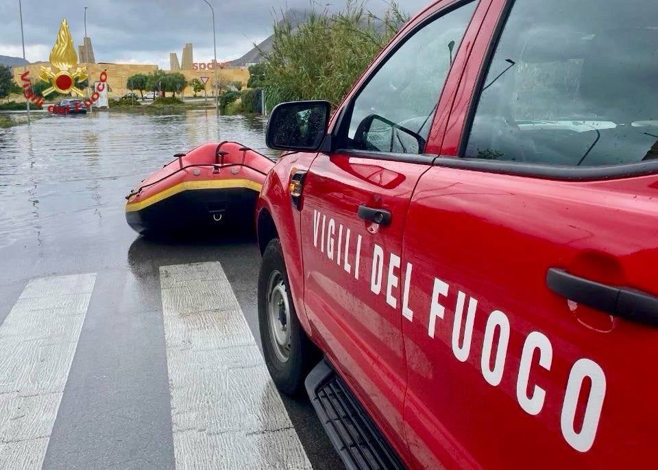 vigili del fuoco allagamento