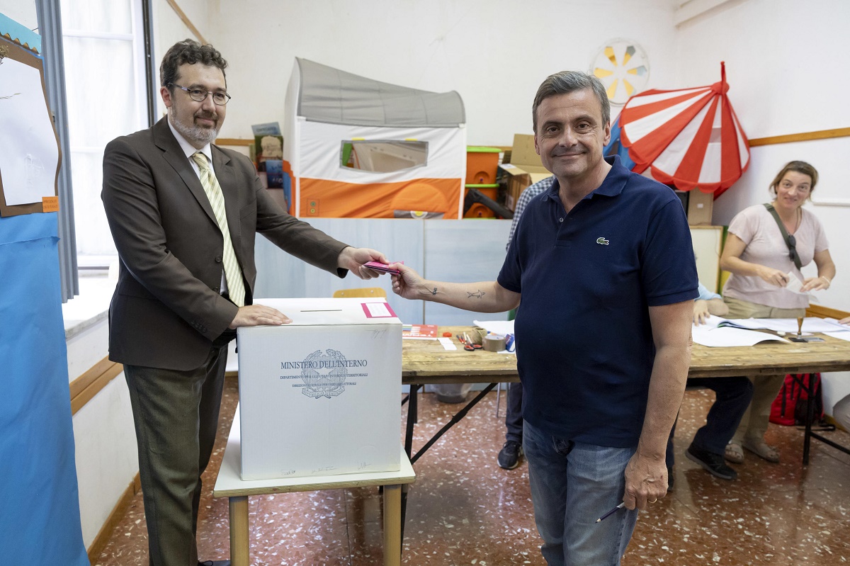 Carlo Calenda vota al seggio a Roma