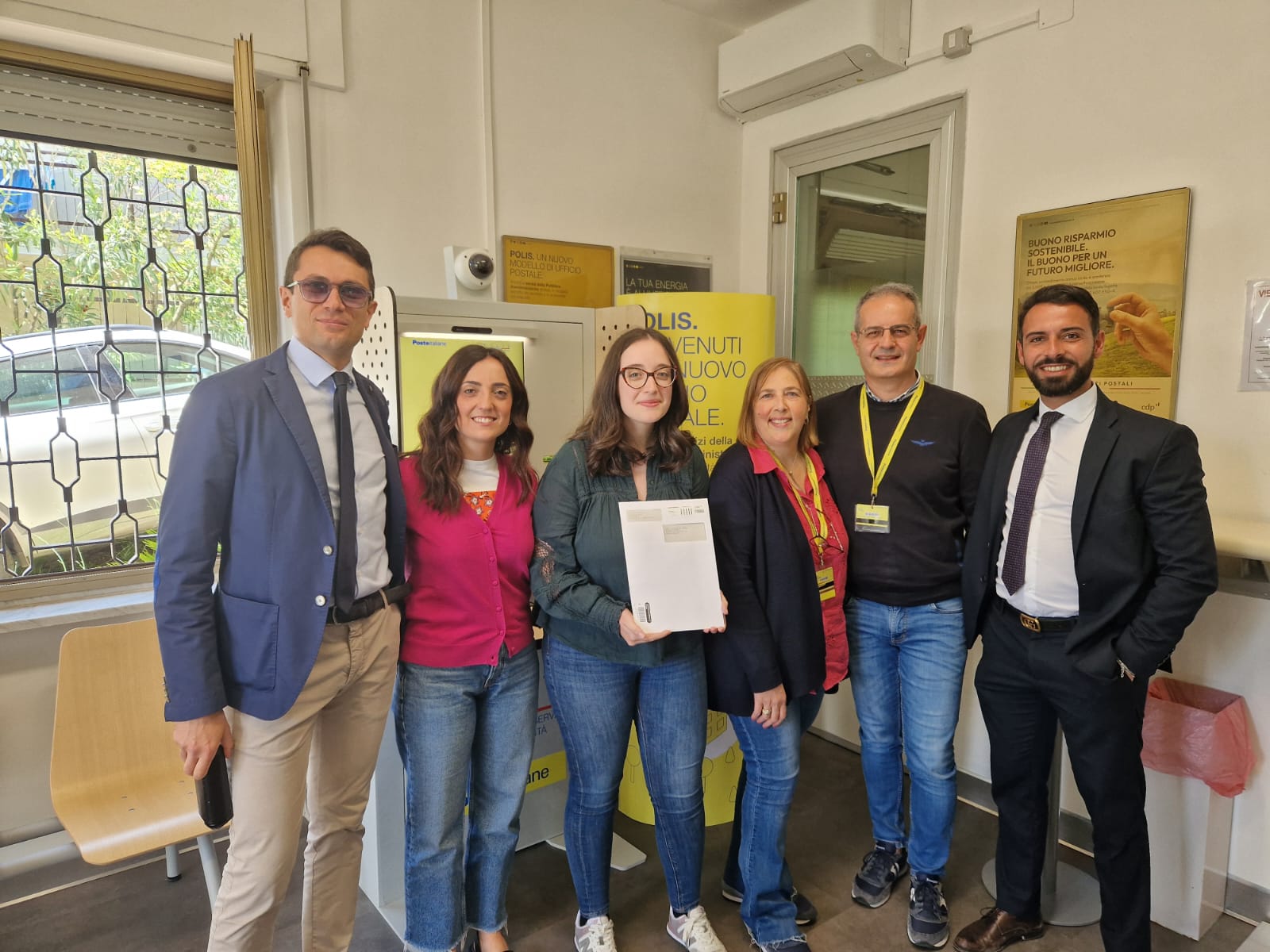 I rapprsentantri aziendali e la cliente che ha richiesto il passaporto a Rovito