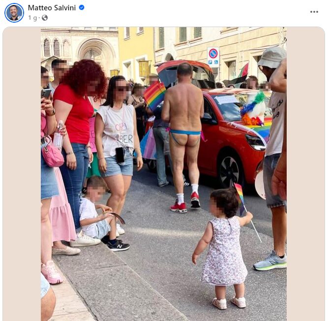 Post Salvini uomo nudo al Pride