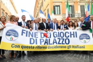 Premierato striscione Fratelli d'Italia