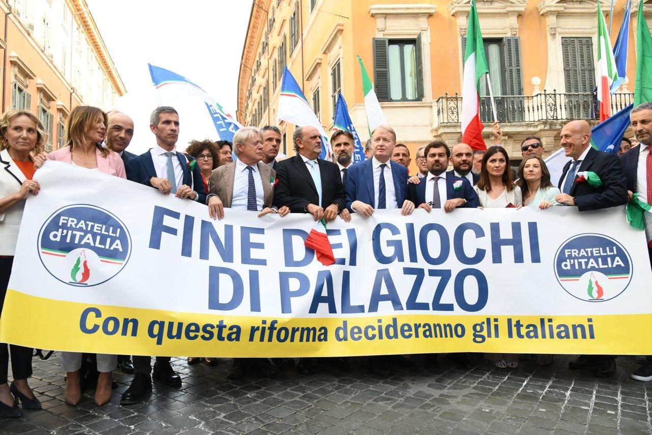 Premierato striscione Fratelli d’Italia