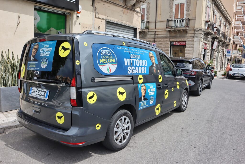Sgarbi a Reggio Calabria con la sua Capramobile