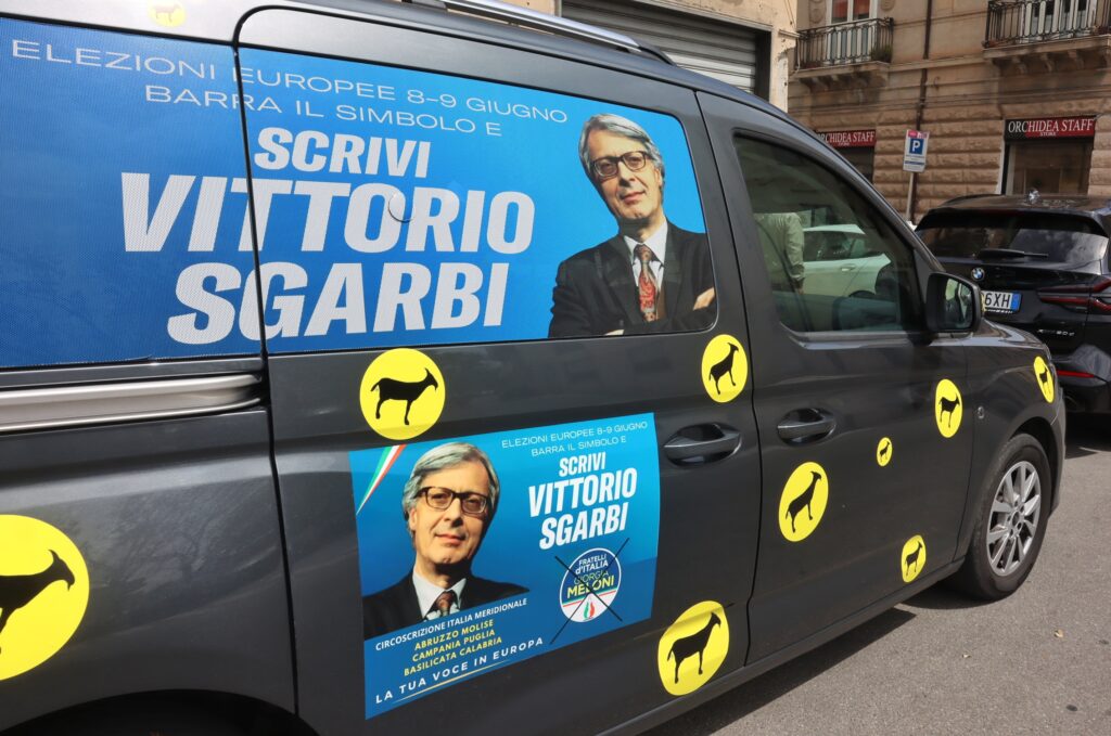 Sgarbi a Reggio Calabria con la sua Capramobile