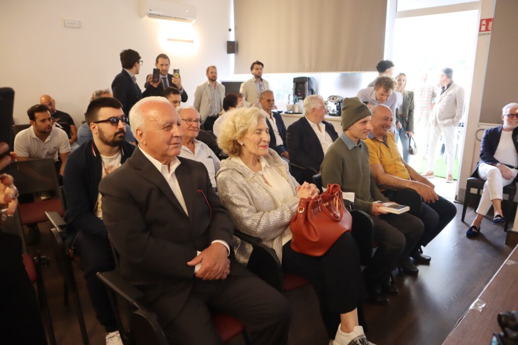 Sgarbi a Reggio Calabria con la sua Capramobile