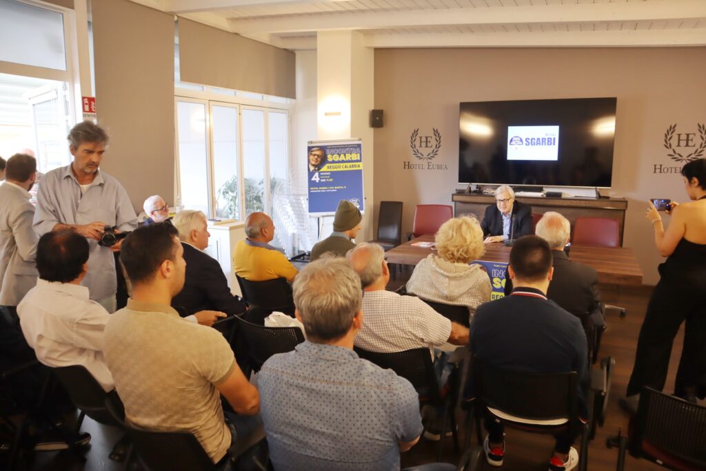 Sgarbi a Reggio Calabria con la sua Capramobile