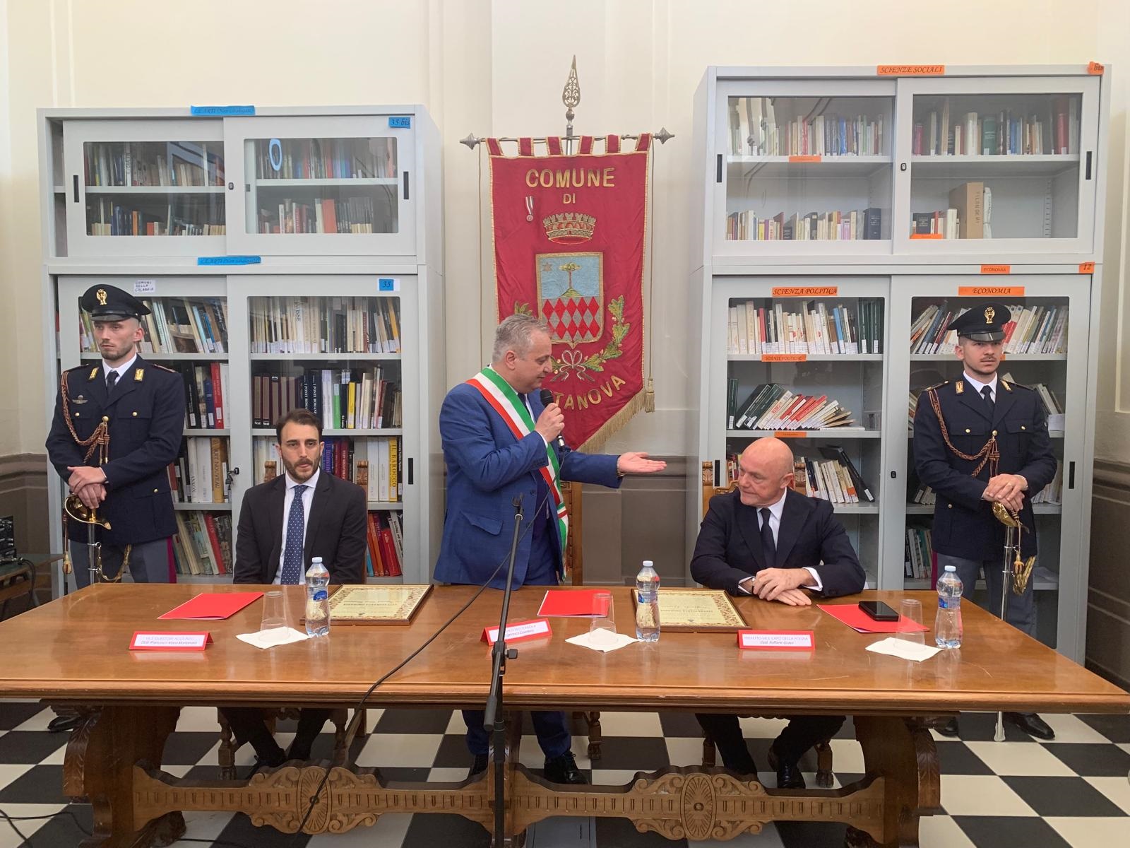 Un momento della consegna delle cittadinanze onorarie a Grassi e Montanaro