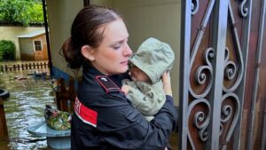 carabinieri salvano bimbo alluvione