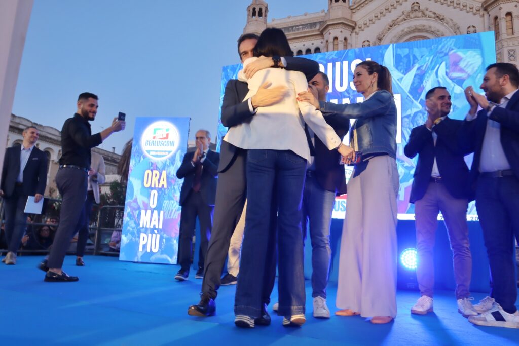 comizio elezioni europee forza italia piazza duomo reggio calabria (17)