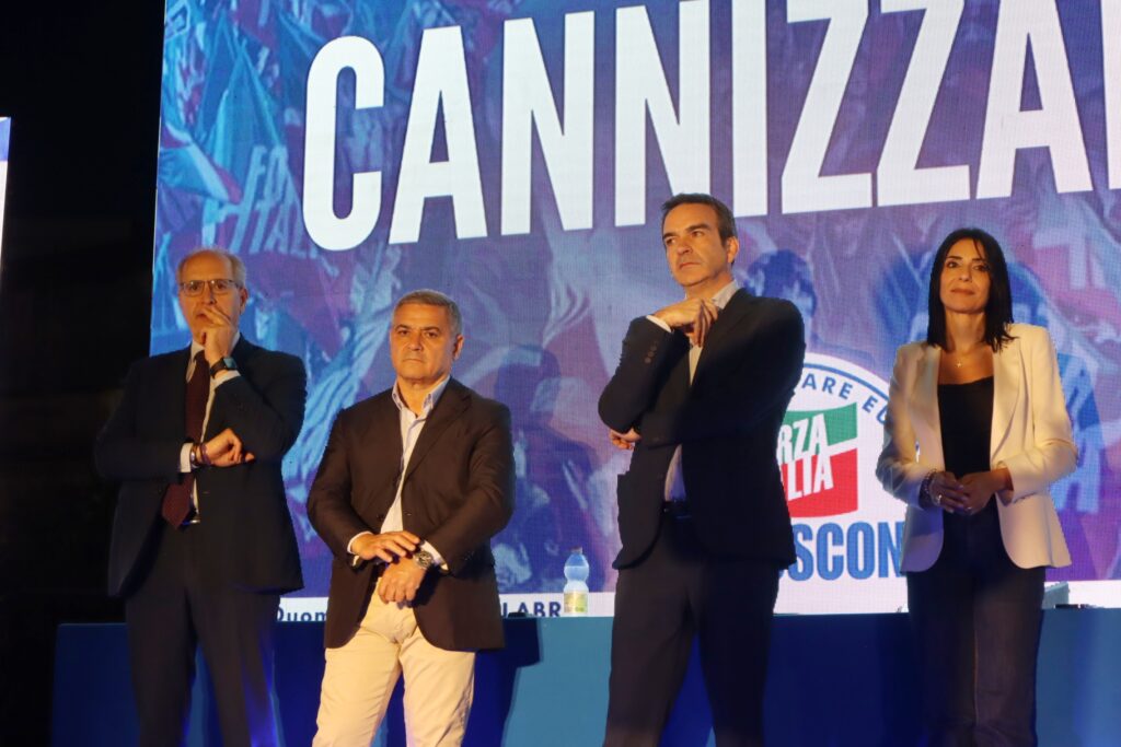 comizio elezioni europee forza italia piazza duomo reggio calabria (21)