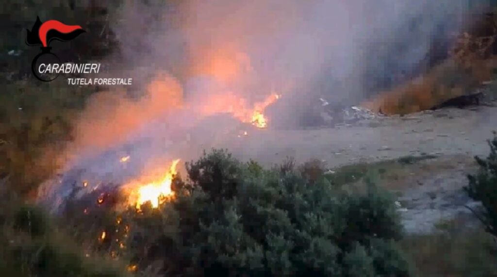 incendio rifiuti carabinieri