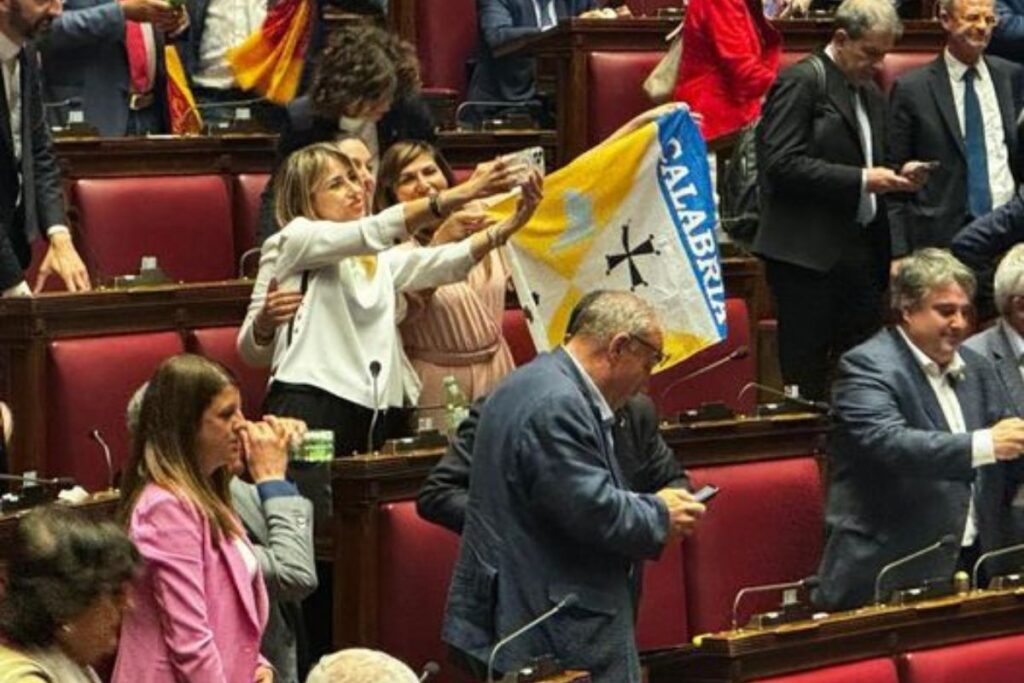 simona loizzo stemma regione calabria autonomia