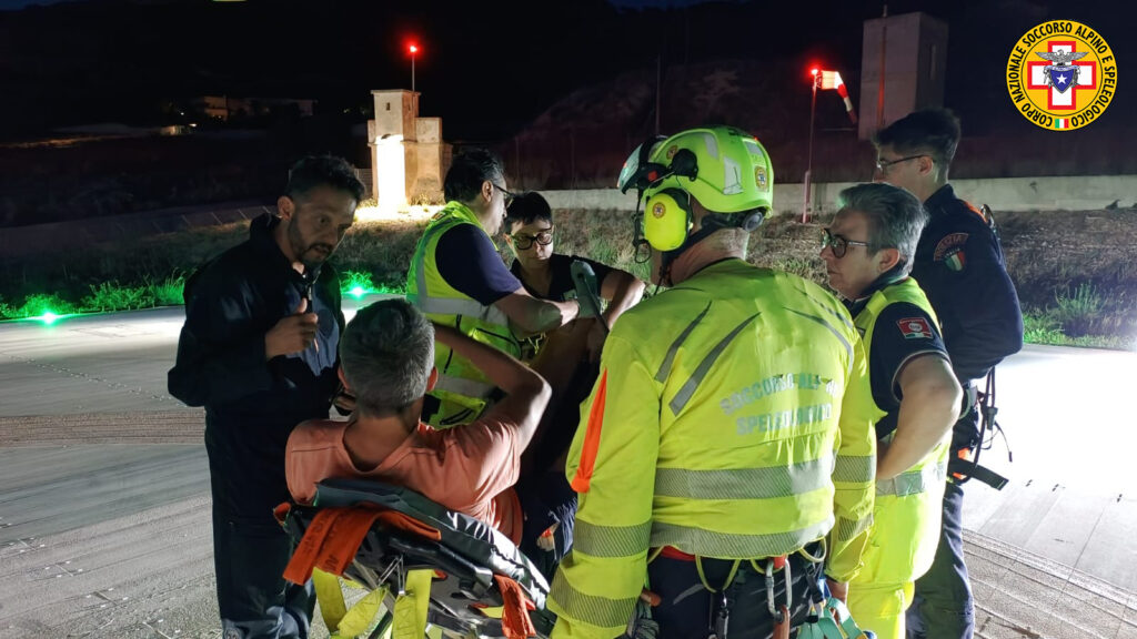 soccorso alpino soccorre turisti infortunati