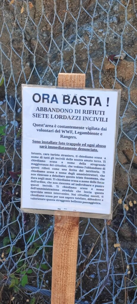 Cartello rifiuti scilla a bordo strada