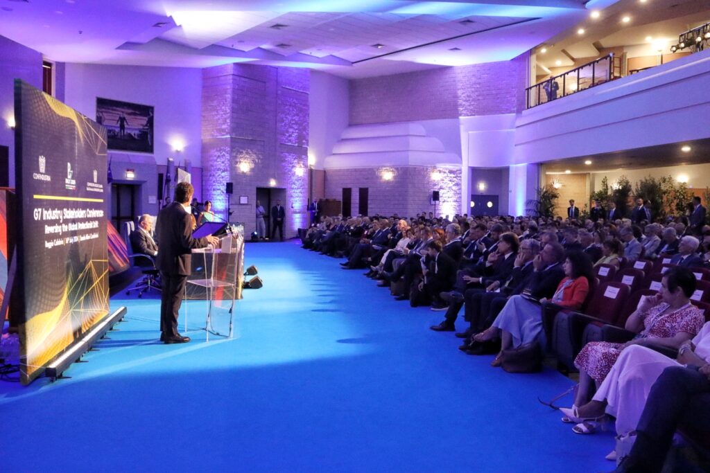 Conferenza Vertice b7 Scuola Allievi Carabinieri per g7 commercio reggio calabria Tajani
