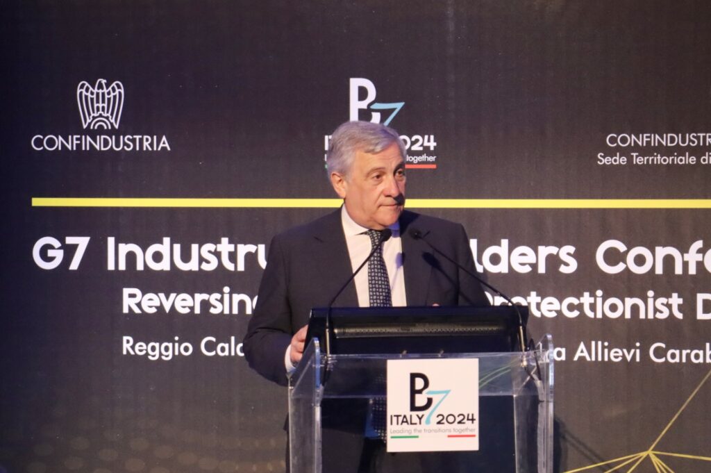 Conferenza Vertice b7 Scuola Allievi Carabinieri per g7 commercio reggio calabria Tajani