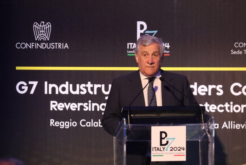 Conferenza Vertice b7 Scuola Allievi Carabinieri per g7 commercio reggio calabria Tajani