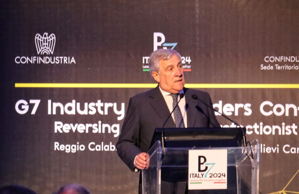 Conferenza Vertice b7 Scuola Allievi Carabinieri per g7 commercio reggio calabria Tajani