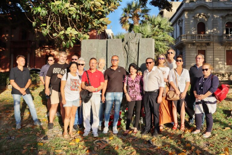 La Rivolta di Reggio 54 anni dopo, omaggio floreale al monumento ai Moti e alla stele di Ciccio Franco