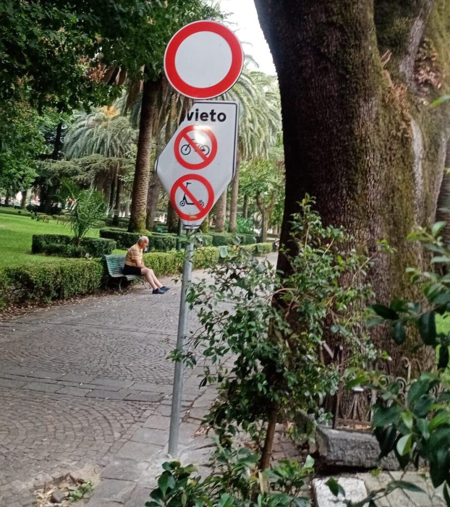 Uno dei cartelli vandalizzati in villa comunale