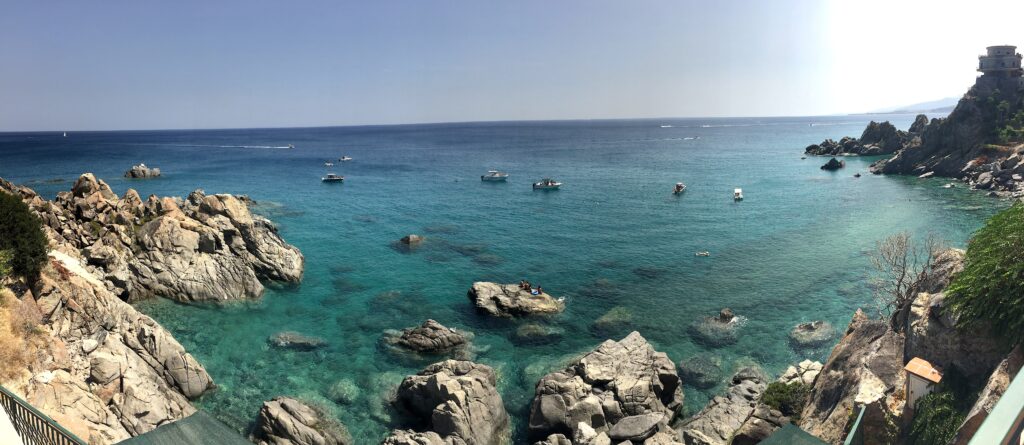 costa jonica calabrese con ammassi granitici coevi della Sardegna foto di Mario Pileggi
