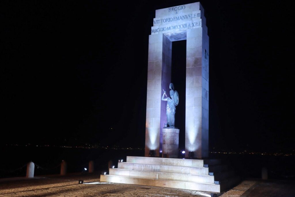 statua di Athena illuminata per l'evento di sky