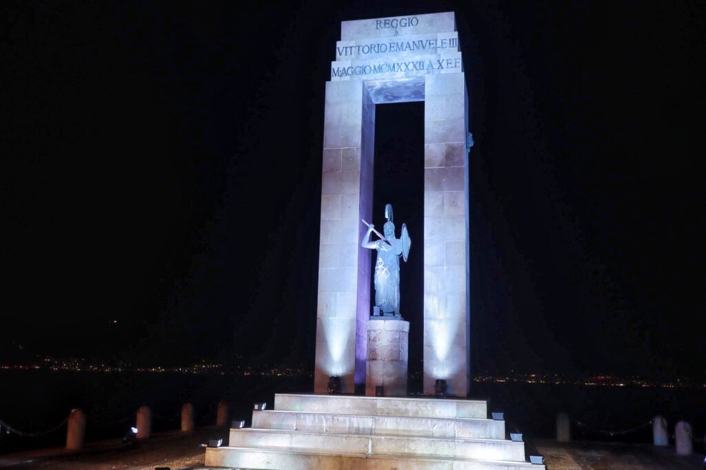 statua di Athena illuminata per l'evento di sky