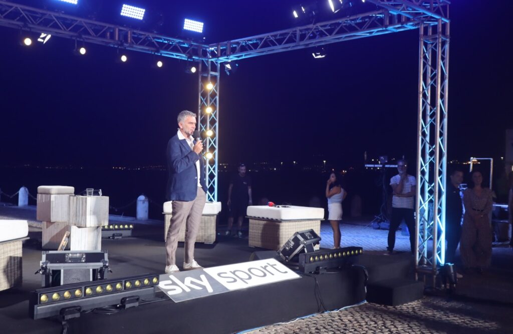 statua di Athena illuminata per l'evento di sky