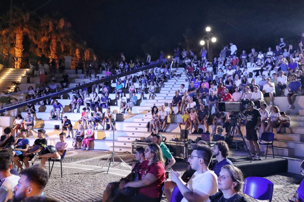 statua di Athena illuminata per l'evento di sky