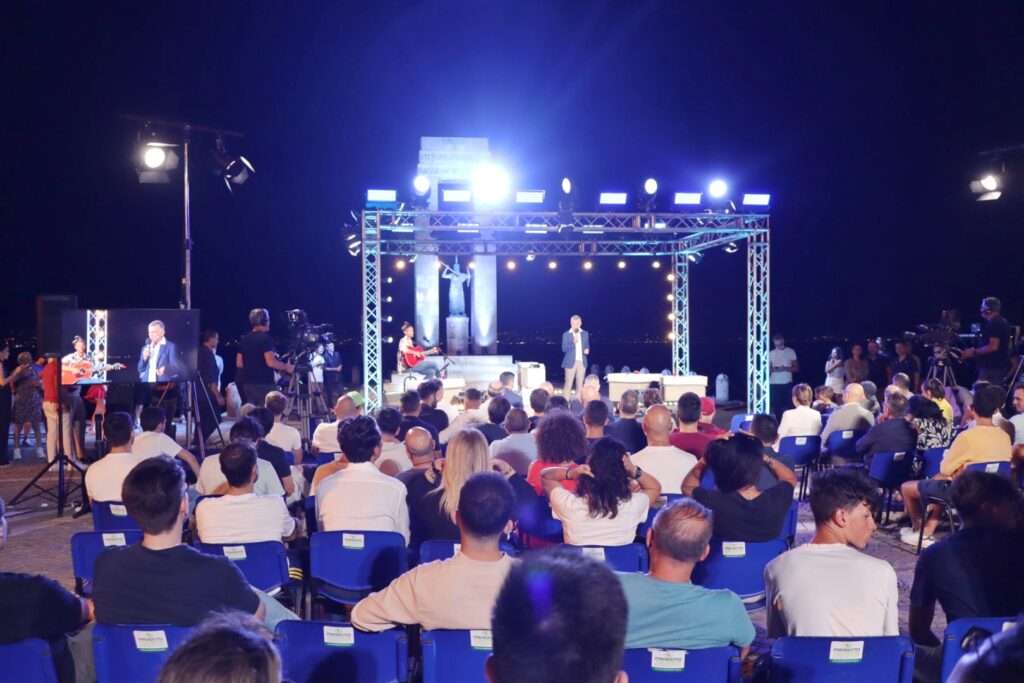 statua di Athena illuminata per l'evento di sky
