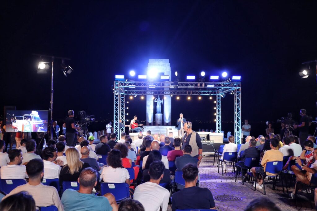 statua di Athena illuminata per l'evento di sky