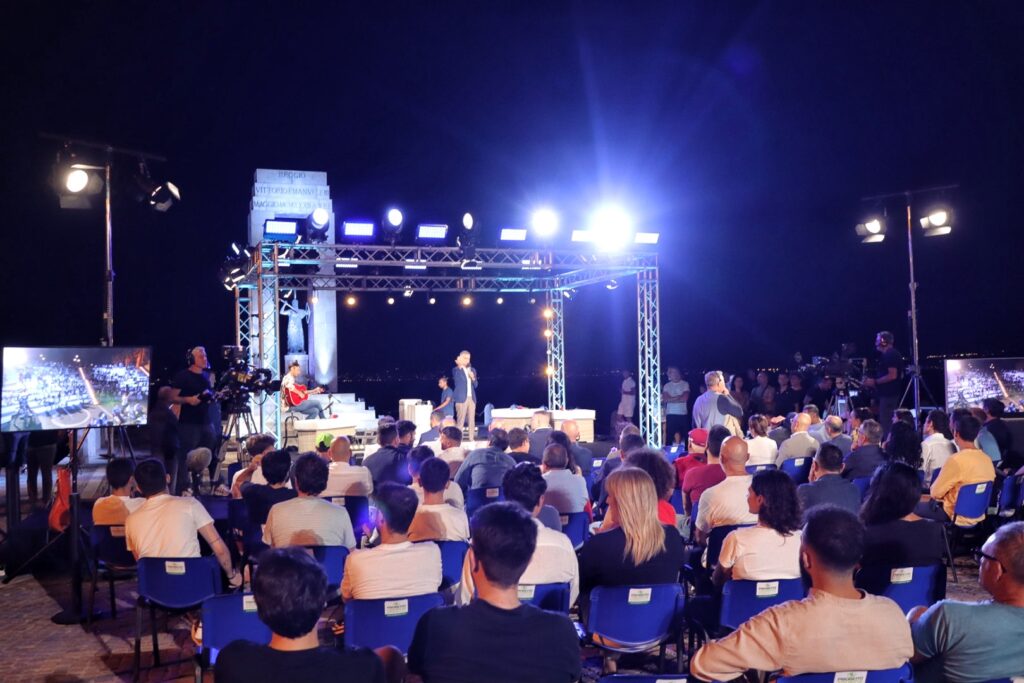 statua di Athena illuminata per l'evento di sky