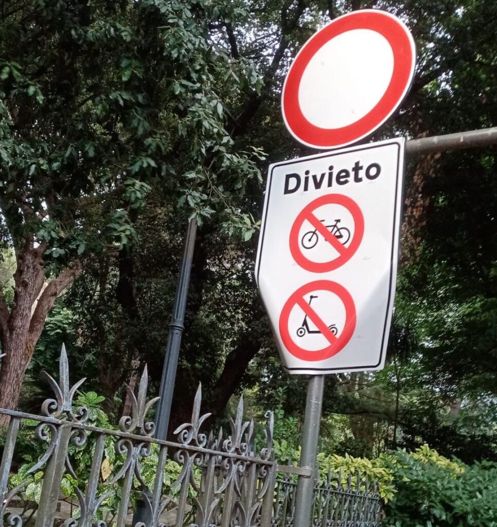 vandali in azione in villa comunale sulla cartellonistica nuova