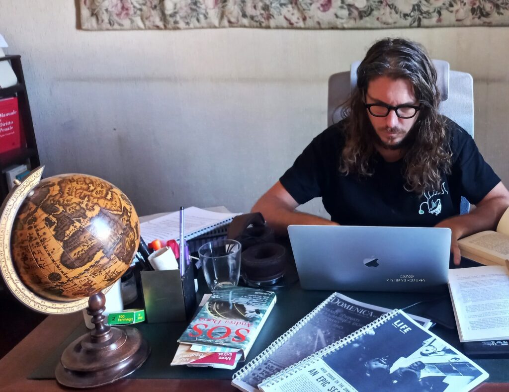 Andrea Murdock Alpini mentre studia documentazione utile alle esplorazioni subacquee