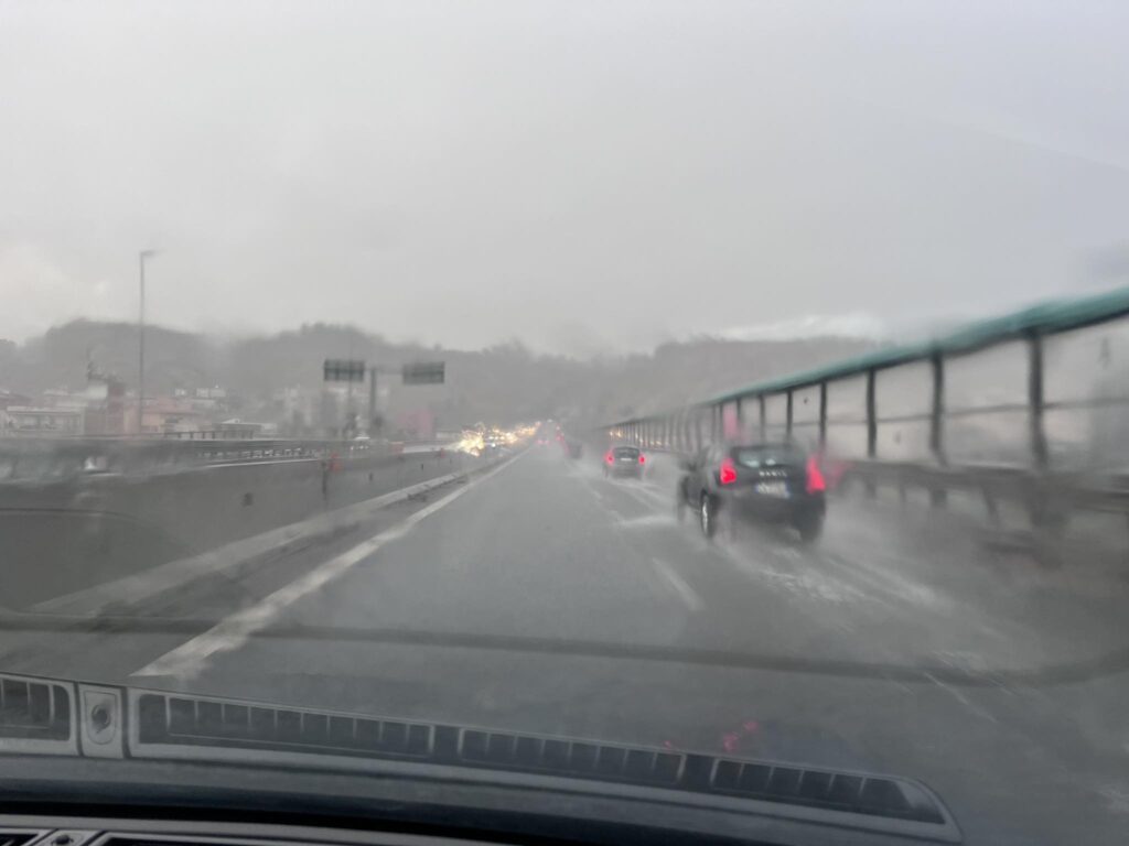 Pioggia e allagamenti sul raccordo zona sud Reggio Calabria