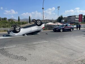 auto cappottata sulla ss106