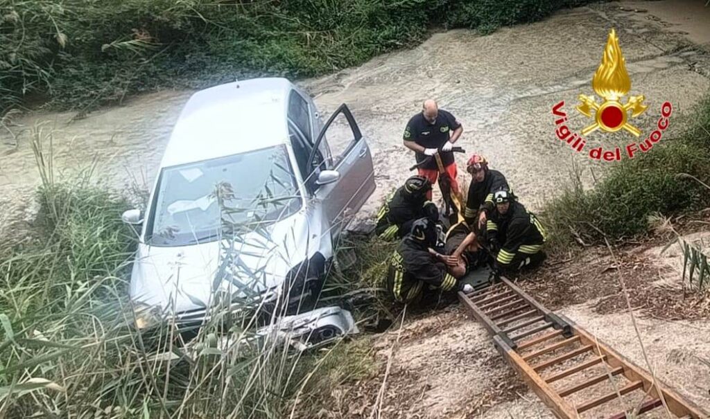 Incidente sulla SS106: auto esce fuori strada e finisce in un canale