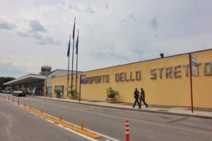 ingresso aeroporto dello stretto sbarre