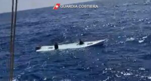 lampedusa imbarcazione semiaffondata