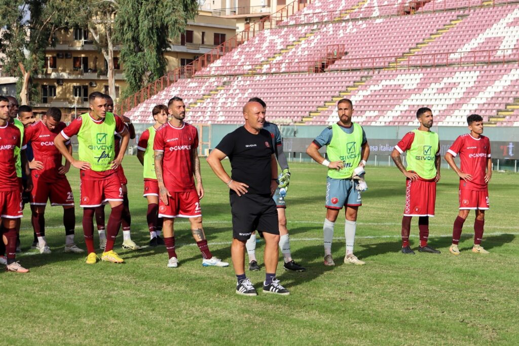 Reggina-Acireale pergolizzi saluto tifosi squadra