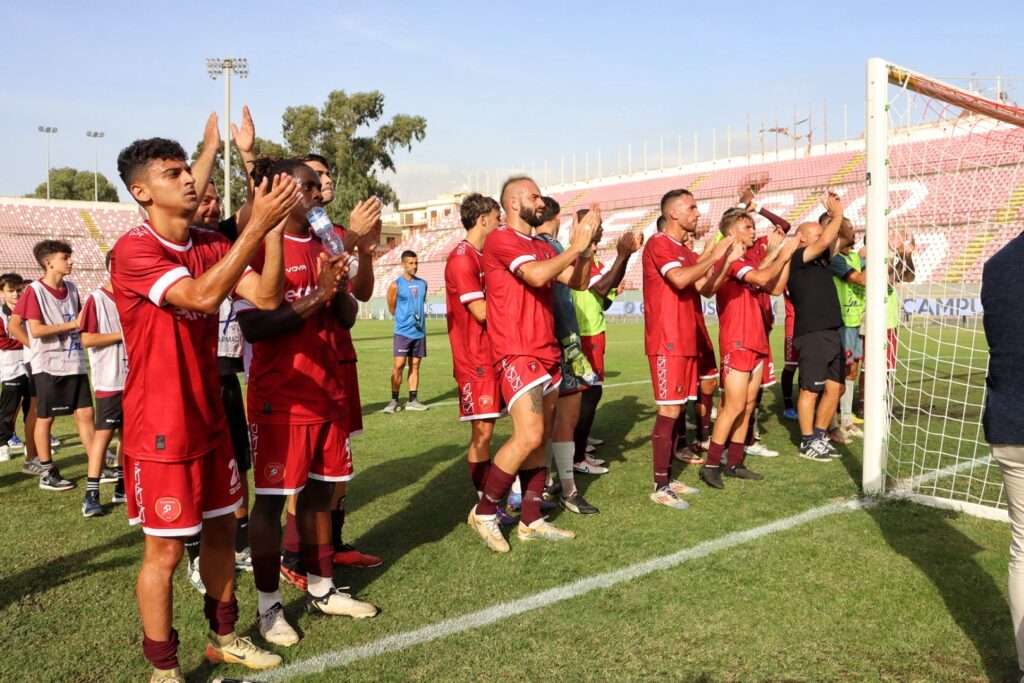Reggina-Acireale la squadra applaude a fine gara