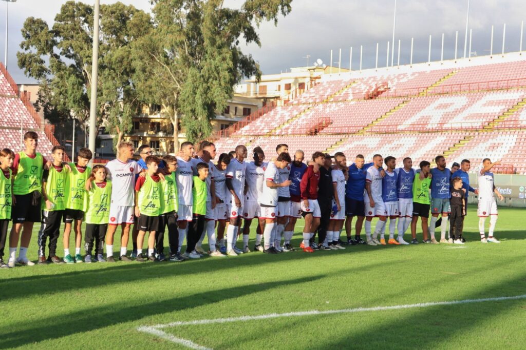Reggina-Licata saluto finale squadra curva sud