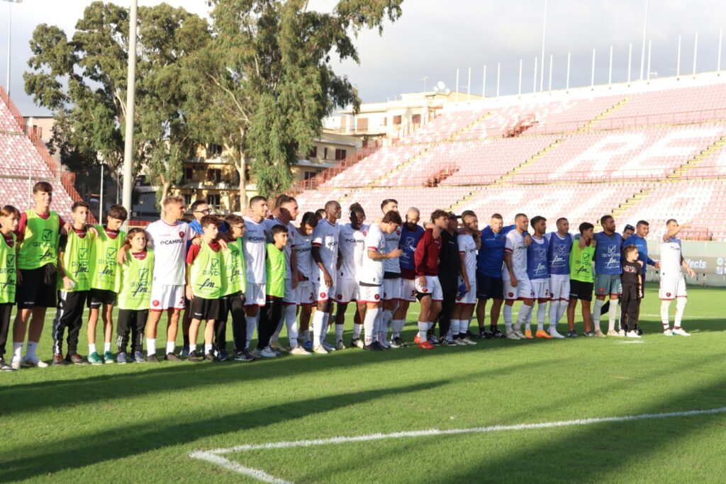 Reggina-Licata saluto finale squadra curva sud