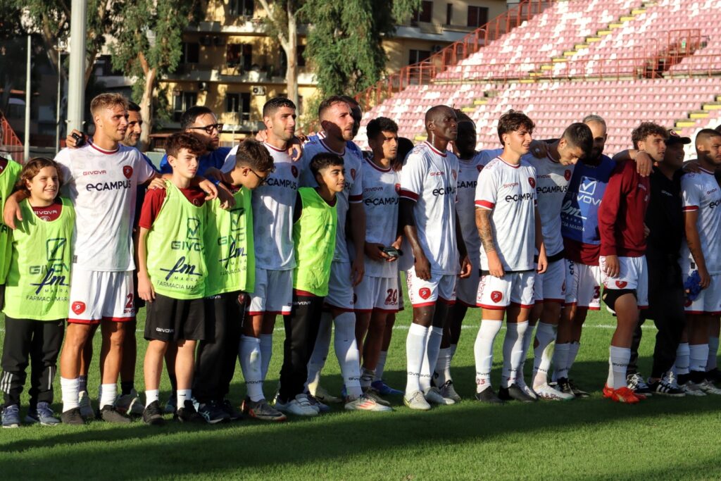 Reggina-Licata saluto finale squadra curva sud