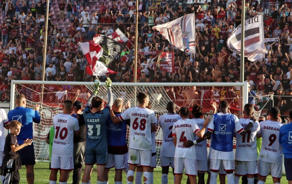 Reggina-Licata saluto finale squadra curva sud