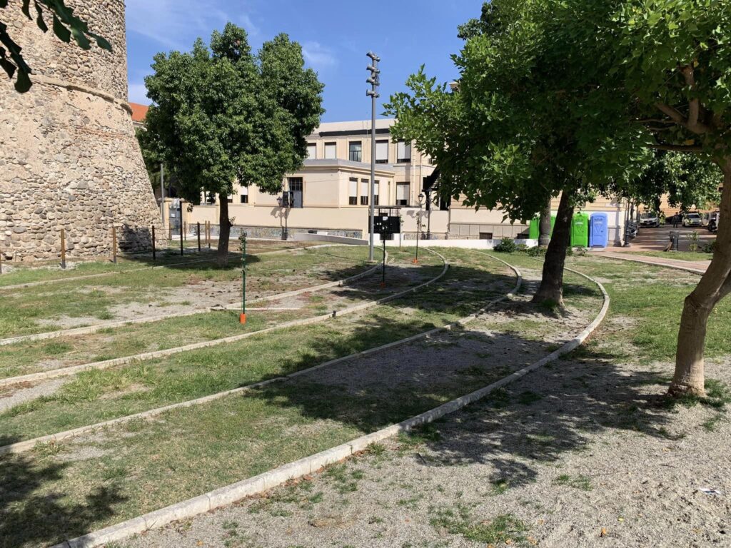 alberi pitturati verde piazza castello
